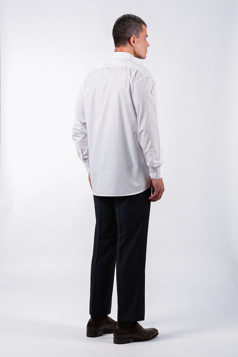 חולצה מכופתרת לבנה עם כיס